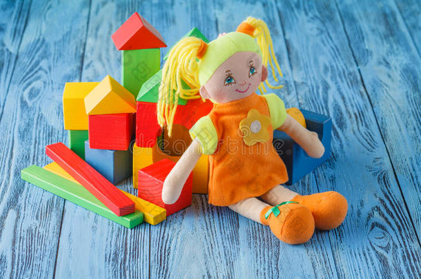 婴儿游戏概念，布娃娃和木制的镀金块玩