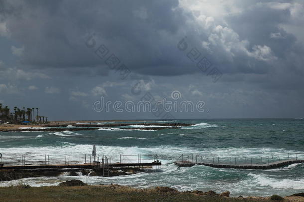 海滩塞浦路斯黑暗的照片滚动的