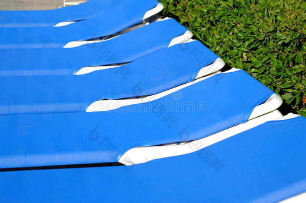 游泳池附近的蓝色太阳伞靠近游泳池