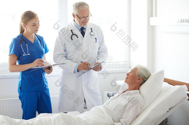 医生和护士在医院看望老年妇女