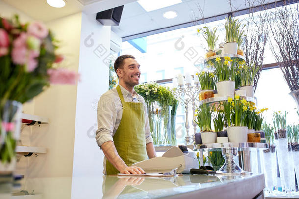 花店柜台的花店老板或卖家