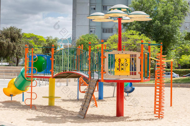 儿童滑梯和游乐场。 操场公园