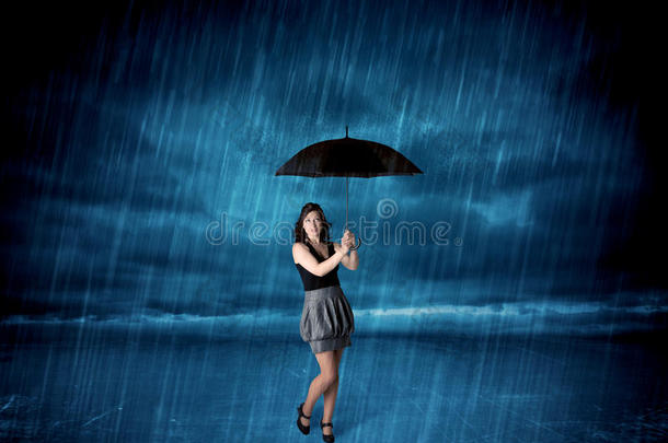 <strong>雨中撑伞</strong>的女商人