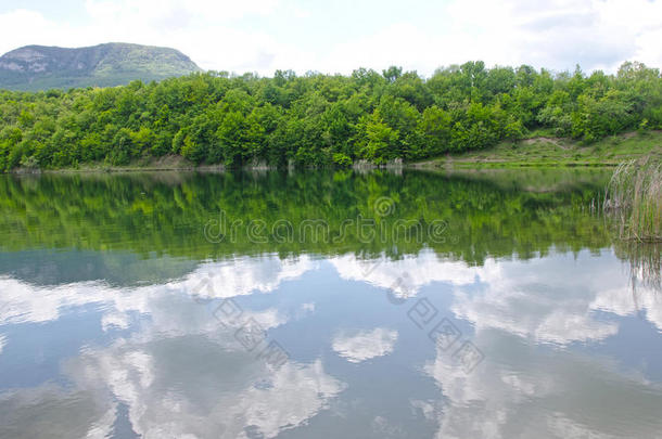 克里米亚夏天湖上的美丽景色