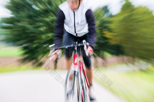 快速运动自行车骑自行车与运动模糊