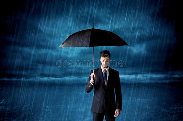 雨中撑伞的商人