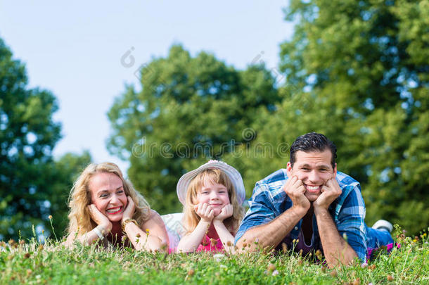 父亲，母亲，女儿躺在草地上