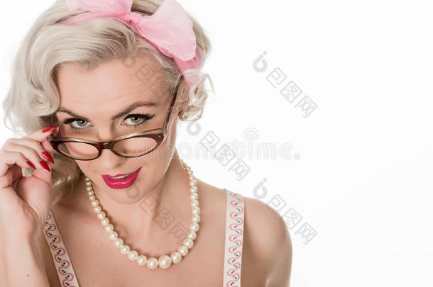 可爱好学的女孩戴着眼镜，孤立在白色的水平格式上