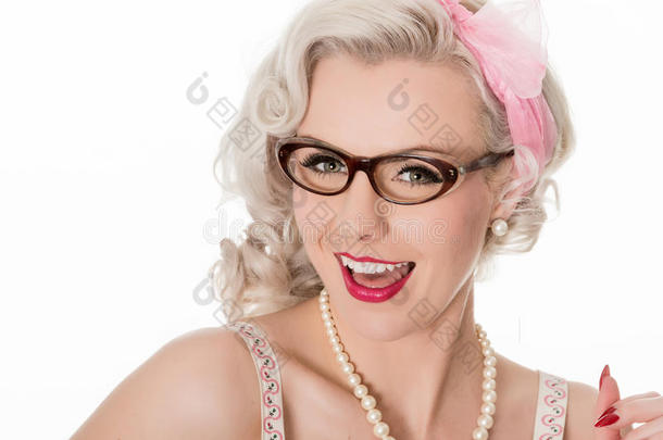 可爱<strong>好学</strong>的女孩戴着眼镜，孤立在白色的水平格式上