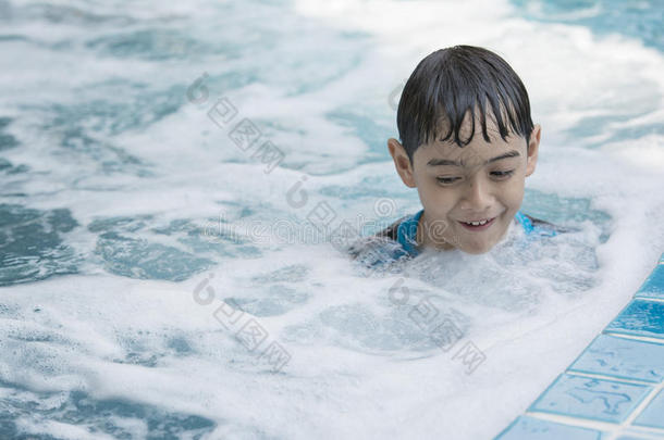 亚洲男孩周末游泳。