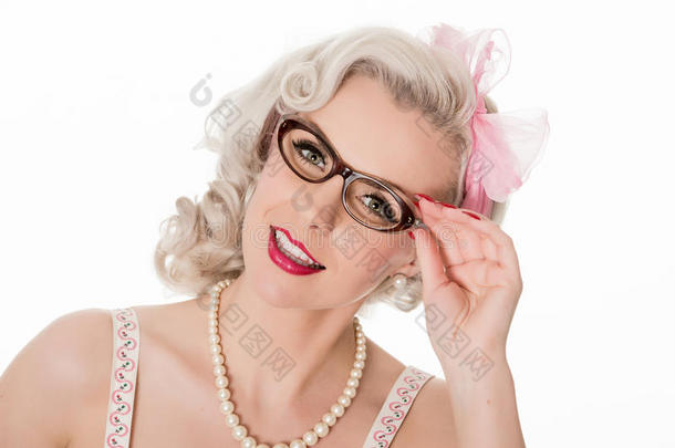 可爱好学的女孩戴着眼镜，孤立在白色的水平格式上