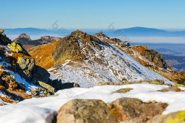 积极的冒险背景美丽的暴风雪