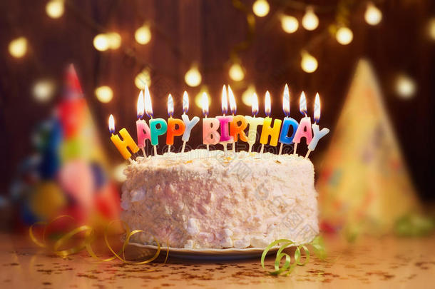 生日蛋糕配蜡烛，明亮的灯光。