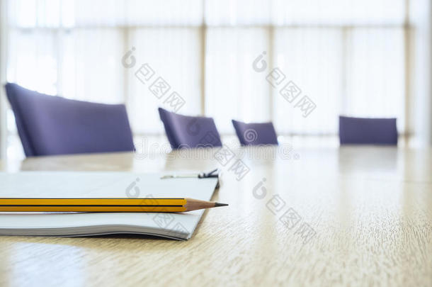 商务会议桌，配有座位簿和铅笔板室