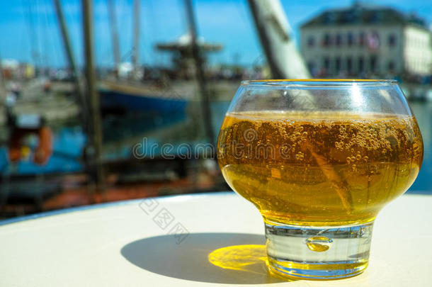 玻璃与美味<strong>的</strong>苹果酒在老法国渔夫村，不