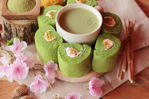 绿茶蛋糕卷和抹茶绿茶。