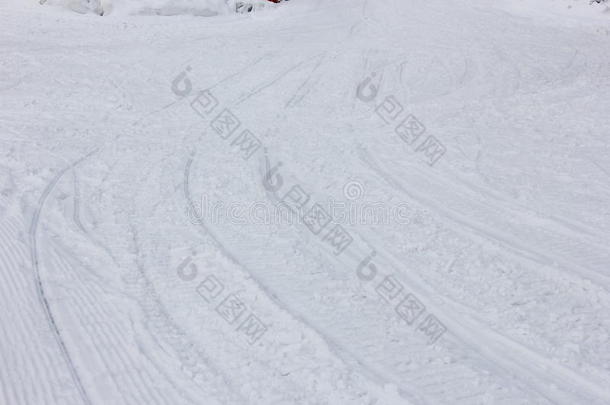 雪上滑雪板和滑雪板的卷曲痕迹