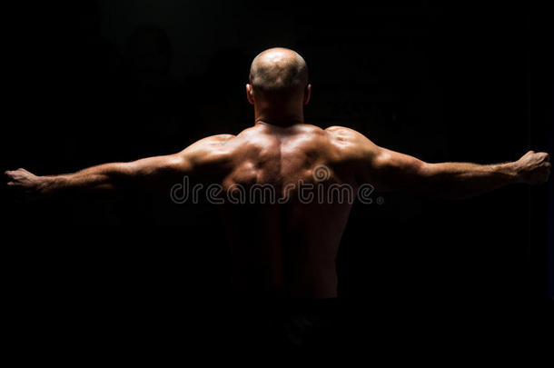 一个肌肉发达的男人祈祷的背影