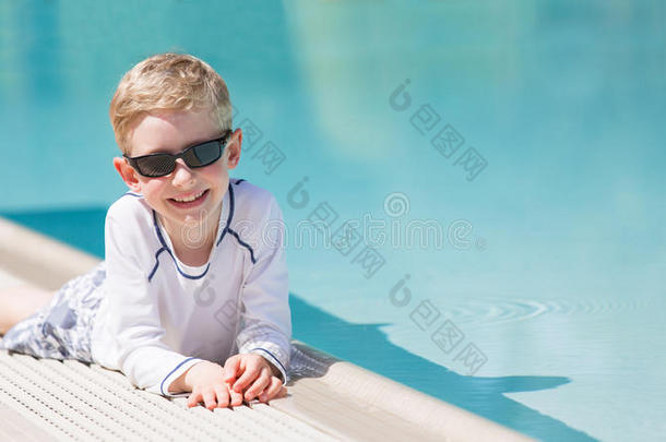 泳池边的男孩