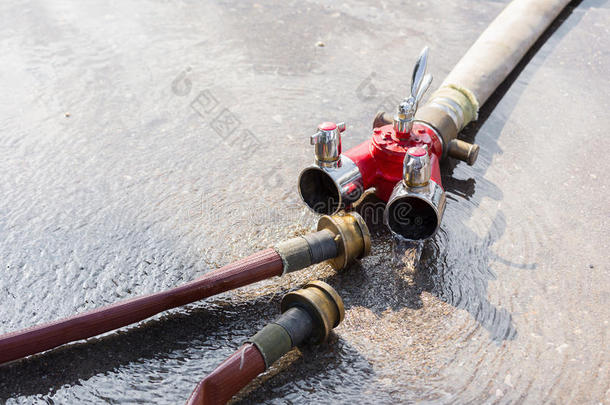 地面上的消防水软管连接器