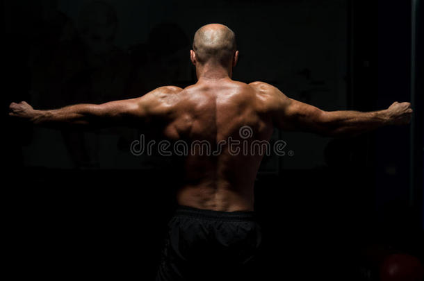一个肌肉发达的男人祈祷的背影