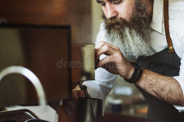 咖啡师倒咖啡咖啡馆工作创业理念