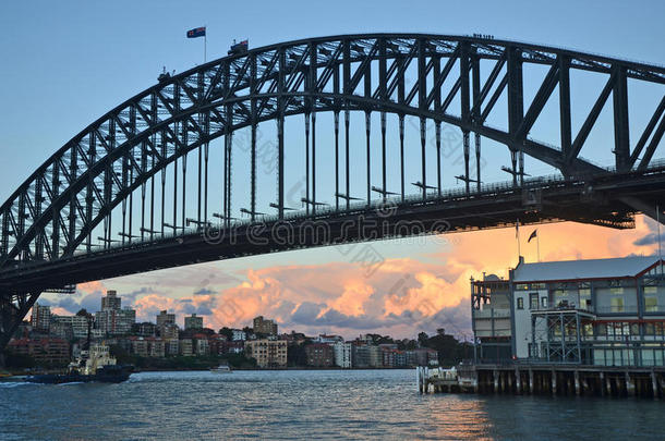 靠近悉尼海港大桥和周围的码头