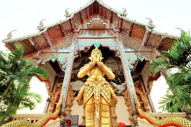 站在泰国古代佛教<strong>寺庙</strong>结构<strong>门口</strong>的祈祷雕像