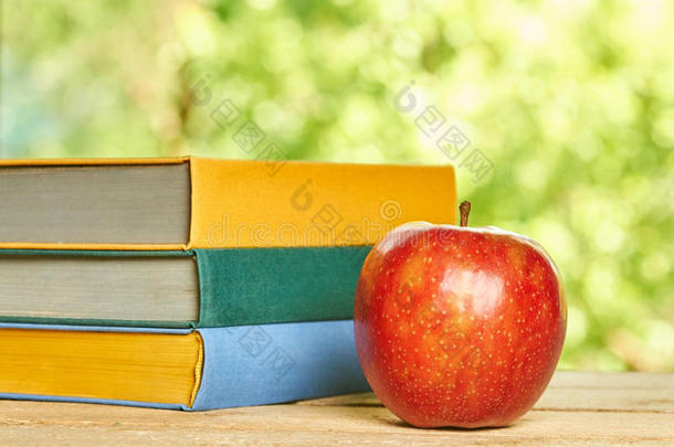 苹果和一堆书