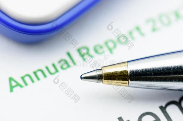 蓝色圆珠笔在企业年度报告上的桌子上。