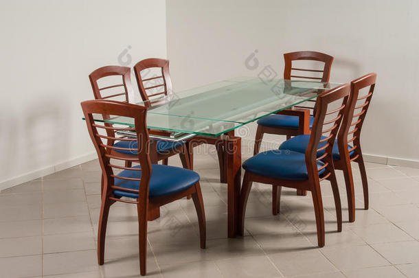 六把椅子的餐桌