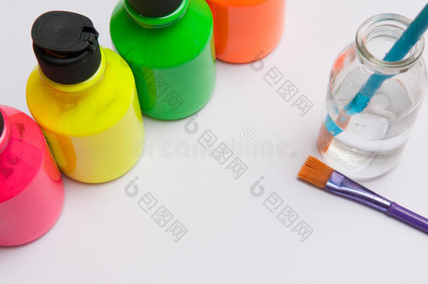 明亮的彩色油漆罐与油漆刷儿童艺术表演