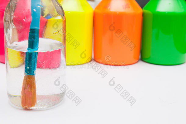 明亮的彩色油漆罐与油漆刷<strong>儿童艺术</strong>表演