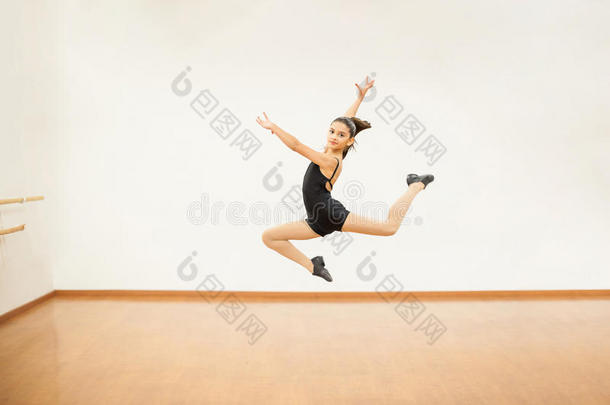 女孩在舞蹈课上练习一些跳跃