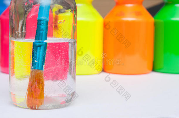 明亮的彩色油漆罐与油漆刷<strong>儿童艺术</strong>表演