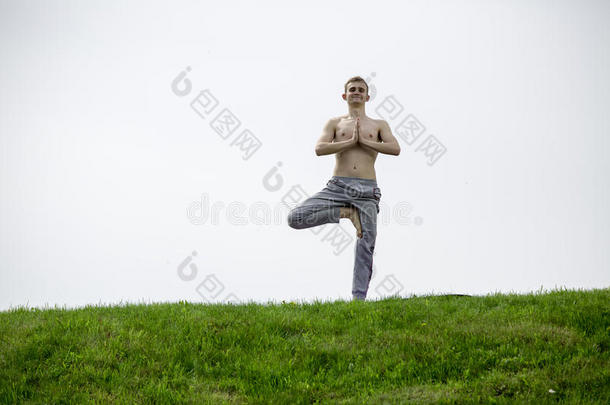 在公园里练瑜伽的男人