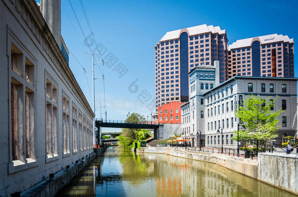 弗吉尼亚州里士满市中心的运河和建筑。