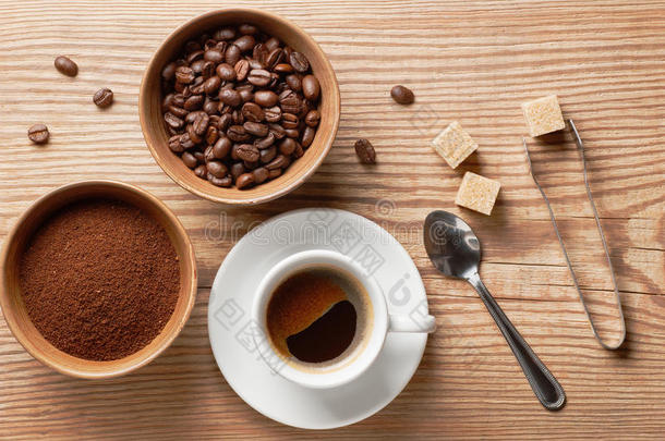 咖啡<strong>豆</strong>，磨碎咖啡和一杯咖啡在木桌上用勺子，<strong>糖</strong>钳，甘蔗<strong>糖</strong>和咖啡<strong>豆</strong>