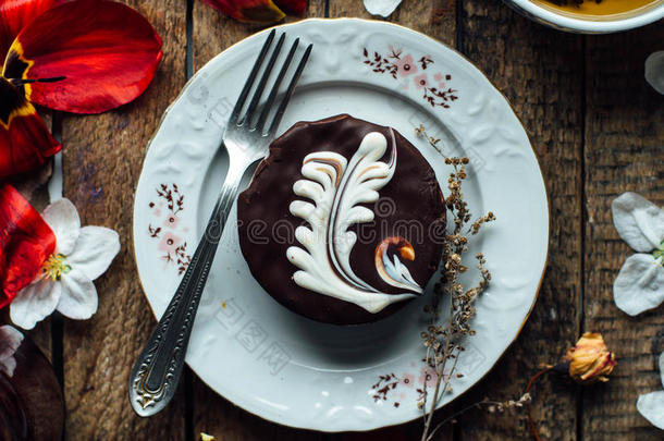 巧克力海绵蛋糕。新鲜烘焙的布朗尼式海绵蛋糕