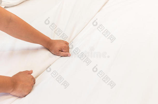 在酒店房间手工设置白色床单