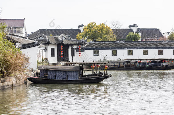 船坞和带黑色遮阳篷的船