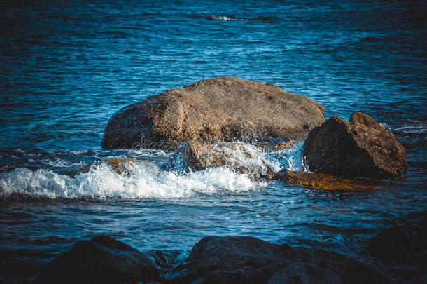 海滩上的大石头