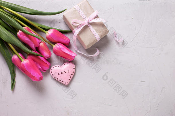 明亮的粉红色春天郁金香，装饰心和盒子与礼物o