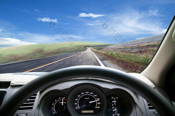 汽车仪表板在路上行驶时速度很快。 汽车开得很快。