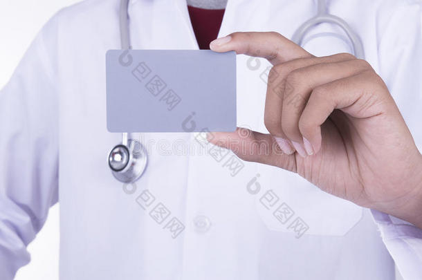 医生在白色背景上显示空白的名字