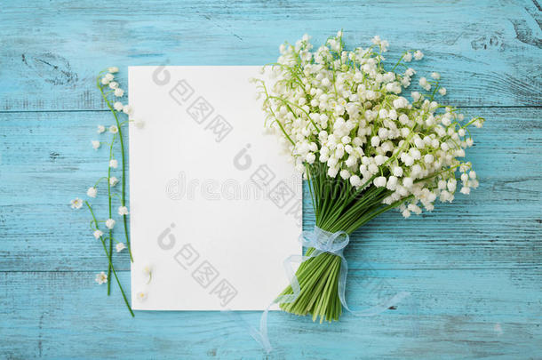 山谷的花束、百合花和绿松石乡村桌子上的空纸张，美丽的复古卡片，顶部的景色