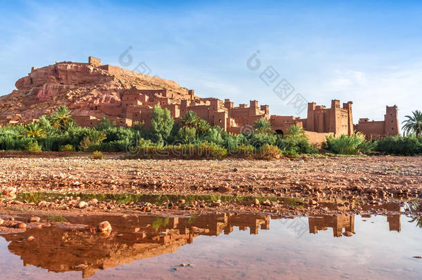 本哈杜·卡斯巴倒映在摩洛哥的水中。