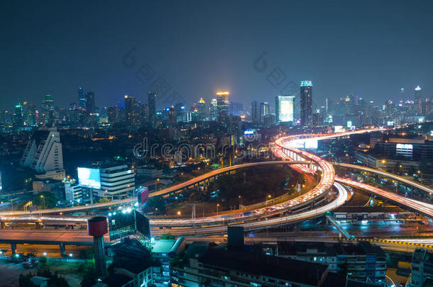 鸟瞰曼谷市中心背景，公路在夜间互换