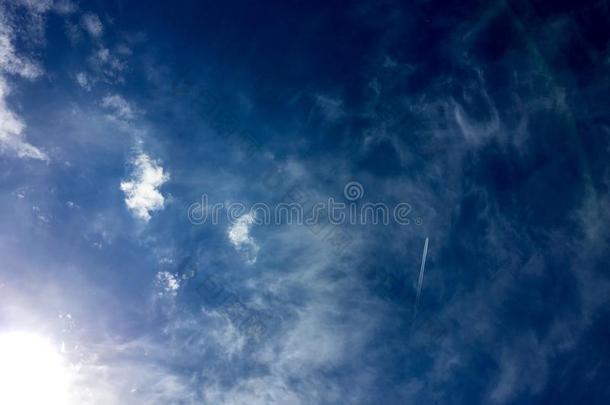 稀薄云层中的飞机和飞机尾流