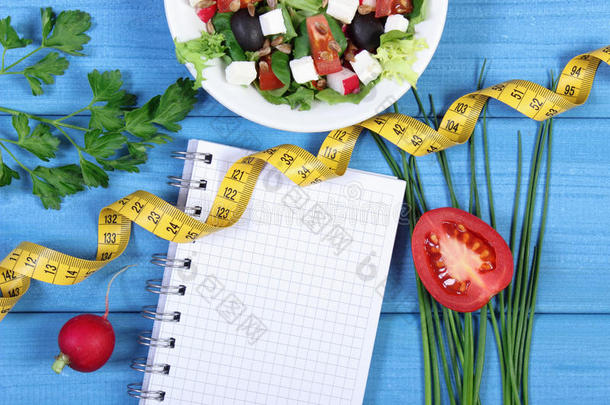 希腊沙拉配蔬菜，厘米和记事本，健康食品和<strong>减肥</strong>概念